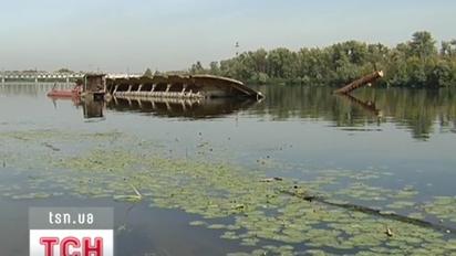 Десять затонулих суден і дебаркадерів лежать на дні Дніпра в межах Києва