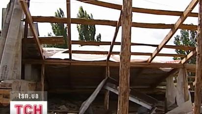 Два місяці без даху над головою живуть мешканці однієї з багатоповерхівок Василькова