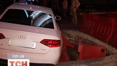 Максим Бахматов припаркувався в півтораметровій ямі