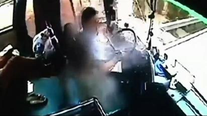 У Китаї водій автобуса, отримавши смертельне поранення, врятував пасажирів