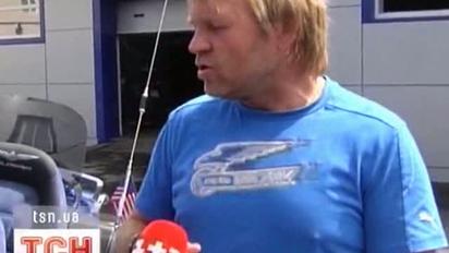 Байкер Х'ю Лорі збирається осідлати двоколісного залізного коня в Україні