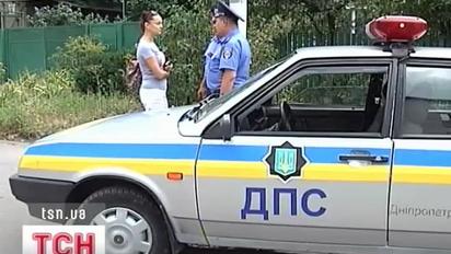 На Дніпропетровщині 6-річна дівчинка потрапила під колеса патрульної машини ДАІ