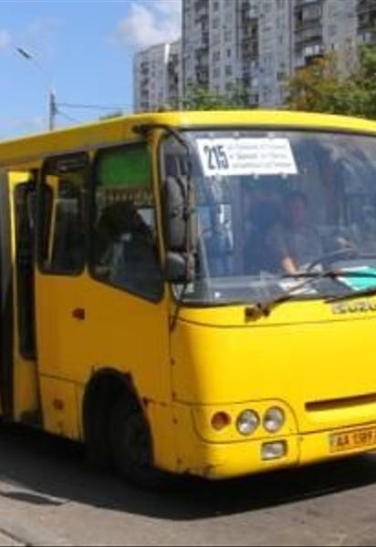 Під час руху у маршрутки випали обидва колеса
