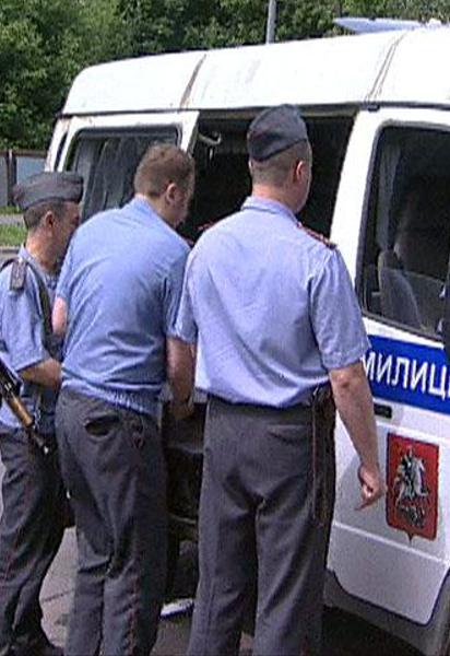 Сусіди викликали поліцію через плач дітей і неприємний запах у під'їзді
