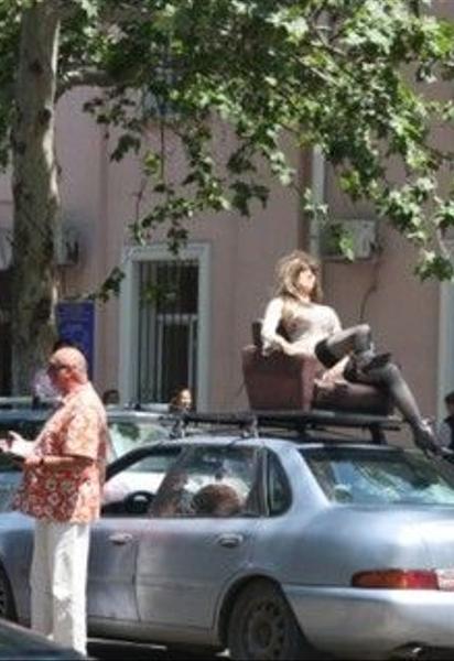 Епатований одесит возить на даху свого авто манекена у панчохах