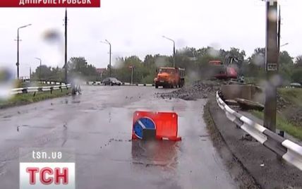 Затяжна злива у Дніпропетровську легко змивала асфальт на дорогах