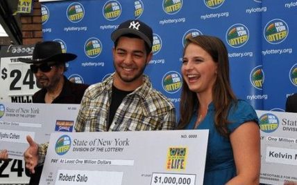 Щасливчик виграв у лотерею "Тисяча доларів щотижня до кінця життя"