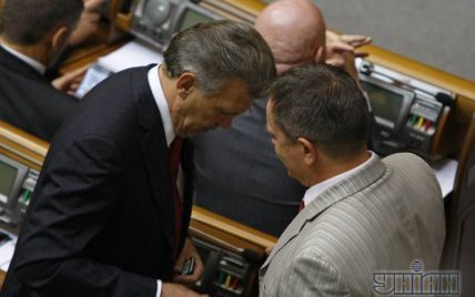 У новій Раді всі місця навколо спікера окупують регіонали (схема)