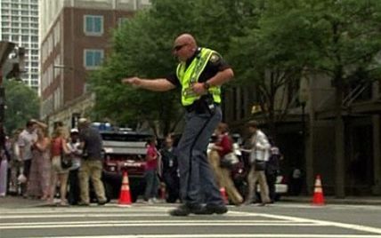 Регулювальник руху розважав водіїв танцями посеред перехрестя (відео)