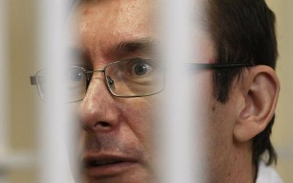 Луценко зі страшними болями підіймає у в'язниці ВВП Азарову