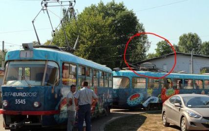 Аварія на швидкісному трамваї у Києві довела хлопця до лікарні (фото)