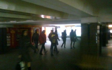 На станції метро "Дніпро" чоловік впав на колії: потяги не їздять вже 40 хвилин