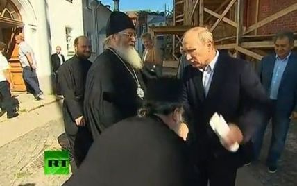 Священик кинувся цілувати Путіну руку, а той на нього замахнувся