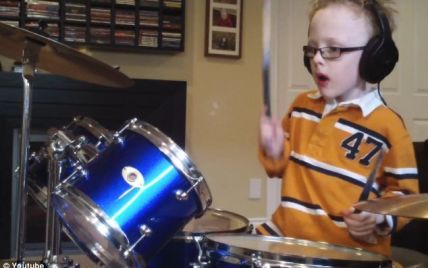 7-річний хлопчик підкорив інтернет віртуозною грою на барабанах