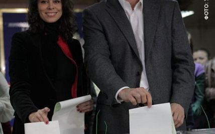 На виборах 2012 Кличко поставив галочку разом з дружиною