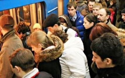 Киевское метро неожиданно остановилось в час пик