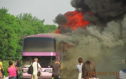 Під Харковом дощенту згорів автобус, в якому їхали 60 людей (фото)