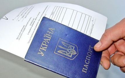 Азаров не побачив проблеми із національністю у паспорті