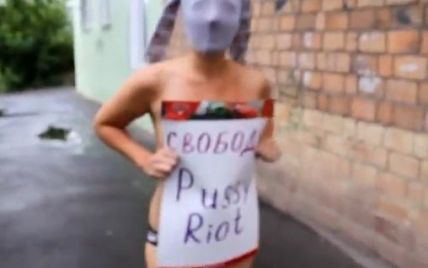 Гола дівчина прогулялася по Красноярську на підтримку Pussy Riot (відео)
