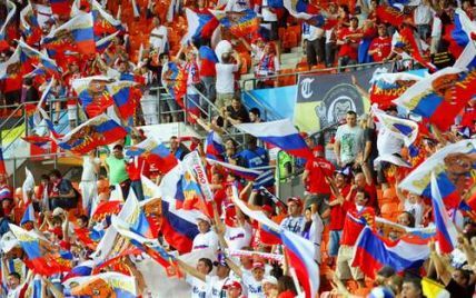 Російські фанати готують марш перед матчем з поляками