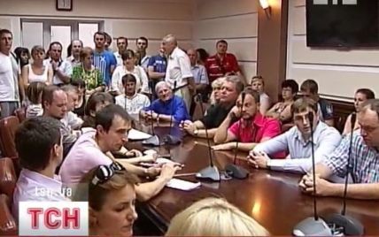 Інвестори чекають, коли керівництво Київміськбуду з'їсть каску за нездані квартири