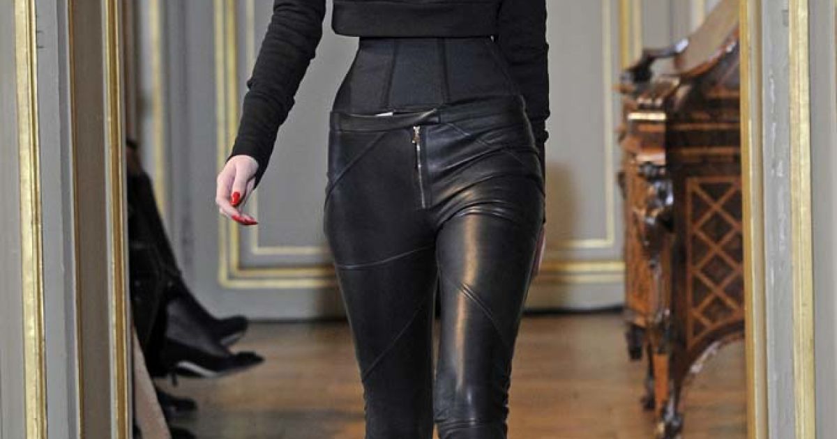 EMANUEL UNGARO прет-а-порте осень-зима 2011-2012 / © EastNews