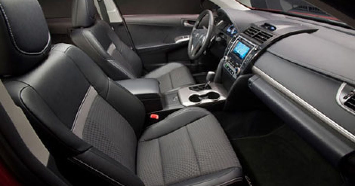 Toyota опубликовала фотографию интерьера новой Camry