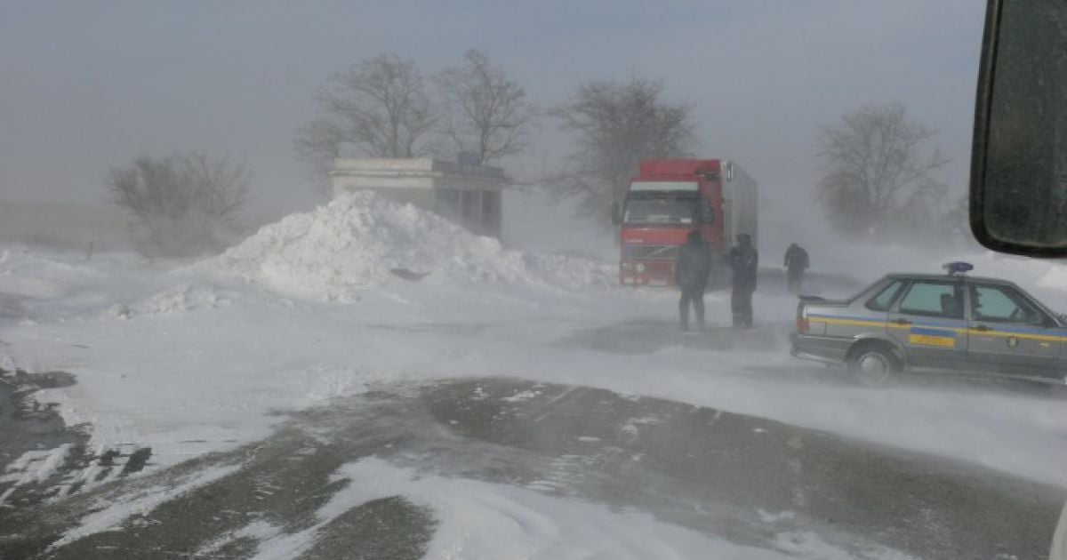 Снег заблокировал движение в Крыму