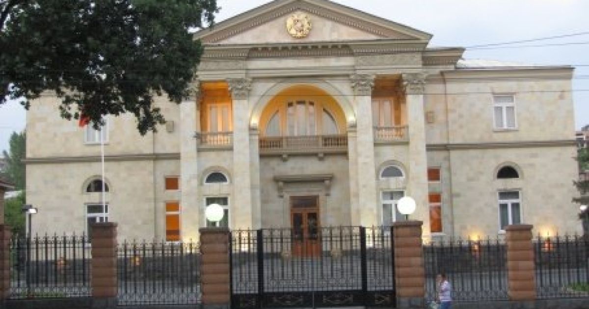Пьяный водитель на "Волге" атаковал резиденцию президента Армении