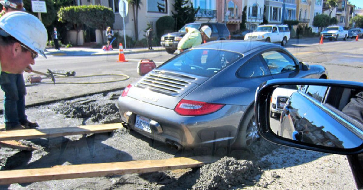 В США Porsche 911 застрял в мягком асфальте