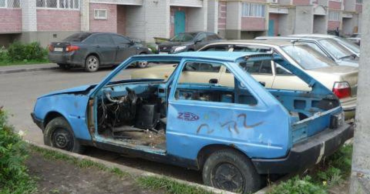 Начальница ЖЭКа распиливала чужие авто бензопилой