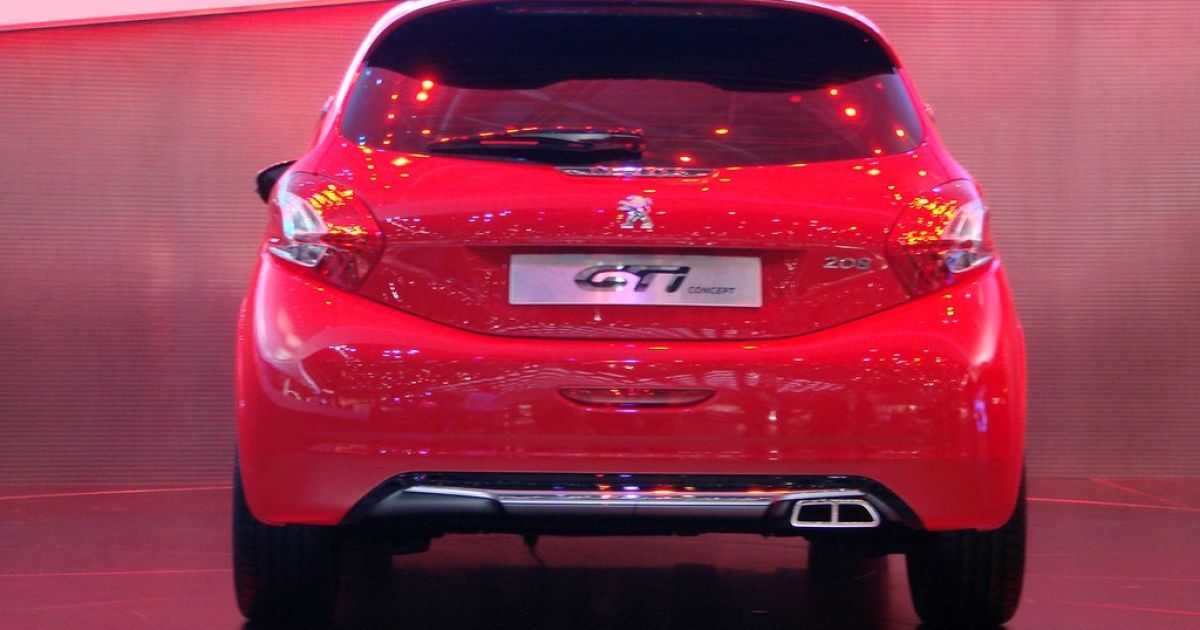 Peugeot 208 Geneva_11