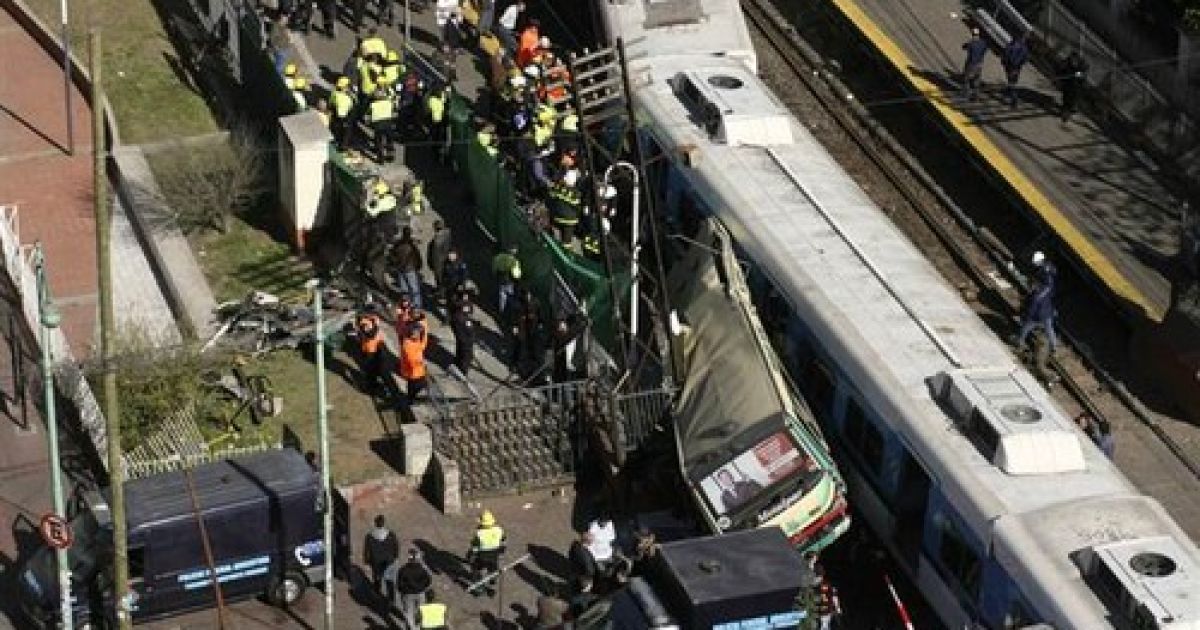 В Аргентине на ж/д переезде столкнулись автобус и два поезда
