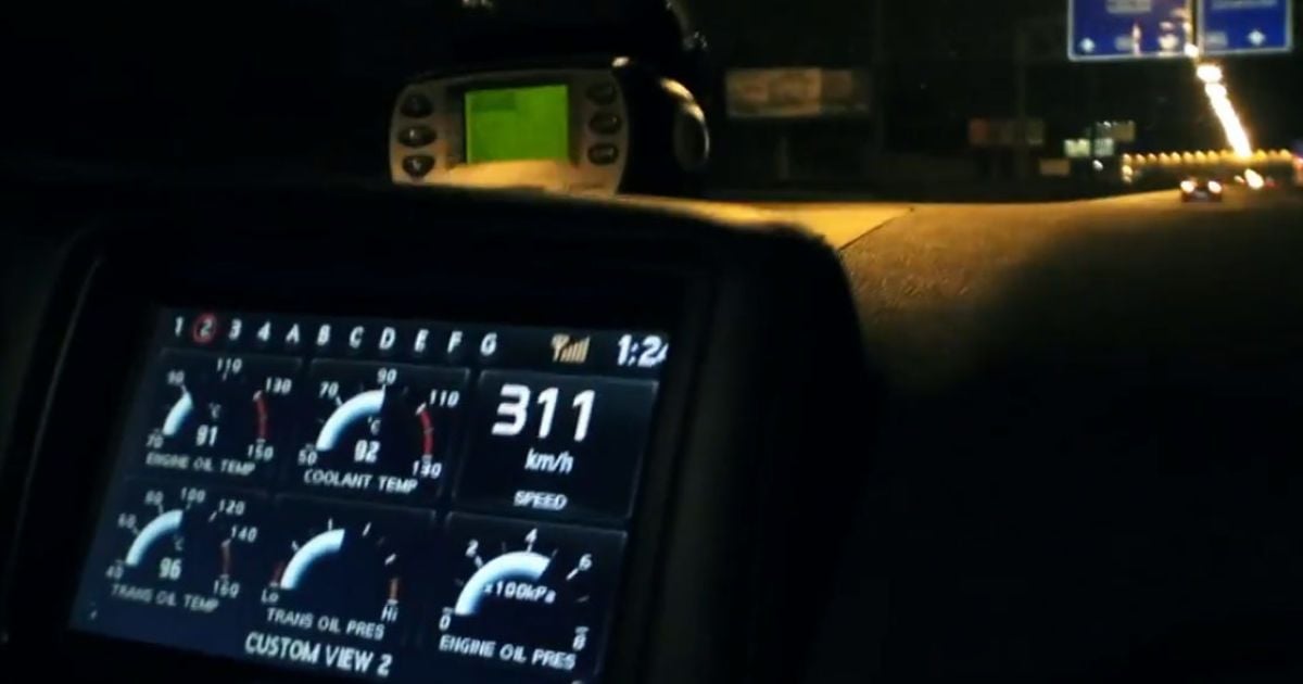 В Москве по ночам суперкары соревнуются на скорости свыше 300 км/ч