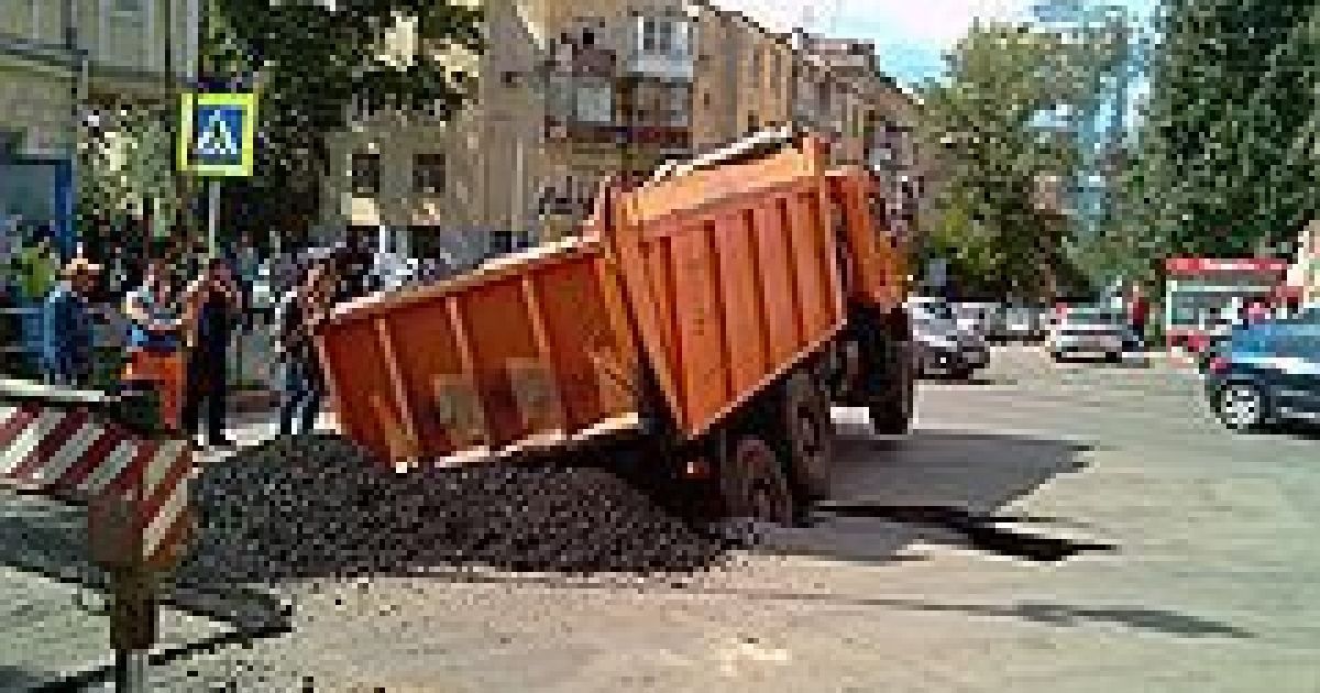 КамАЗ провалился под землю в центре города