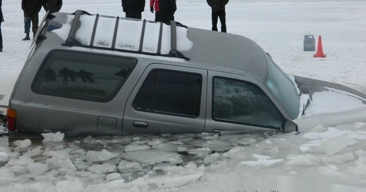 На речке Ингул ледовые гонки закончились аварией_7