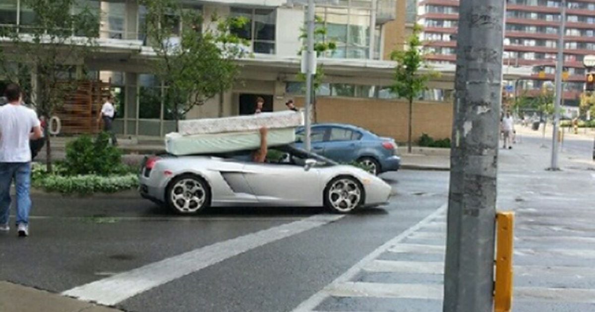 Владелец Lamborghini перевозил матрасы на крыше спорткара (фото)