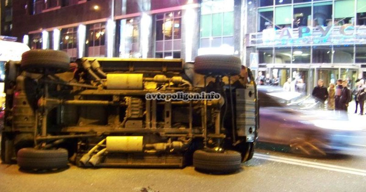В Киеве Honda, выезжая из паркинга, перевернула Gelandewagen