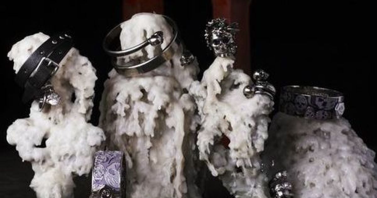 Alexander McQueen выпустил каталог новогодних подарков