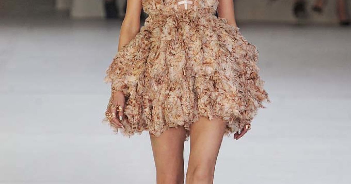 Alexander McQueen прет-а-порте весна-лето 2012 / © EastNews