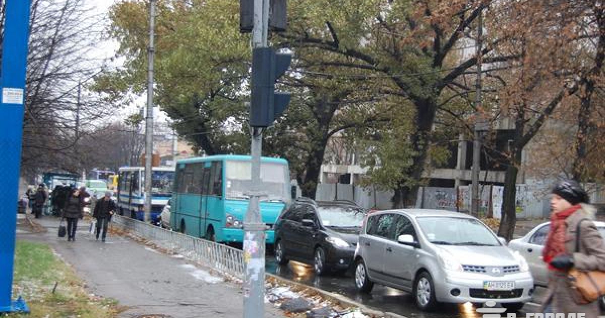 Снег в Донецке парализовал движение транспорта_3