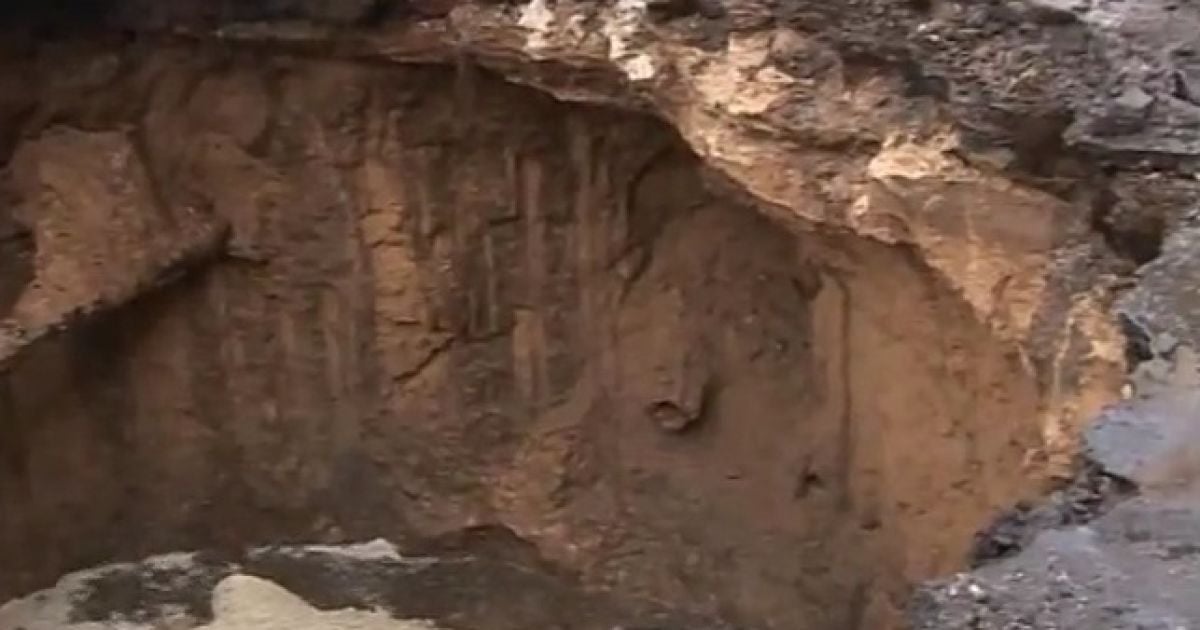 В Херсоне на месте дороги образовался провал