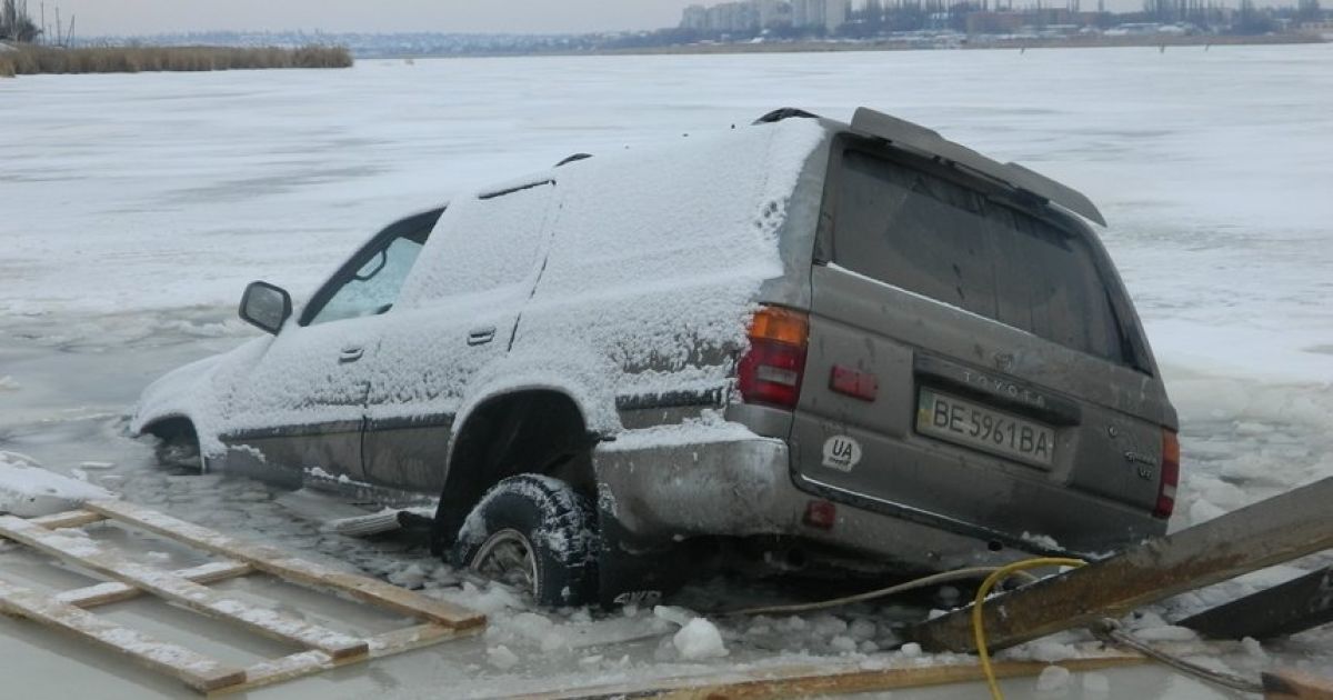 На речке Ингул ледовые гонки закончились аварией_6