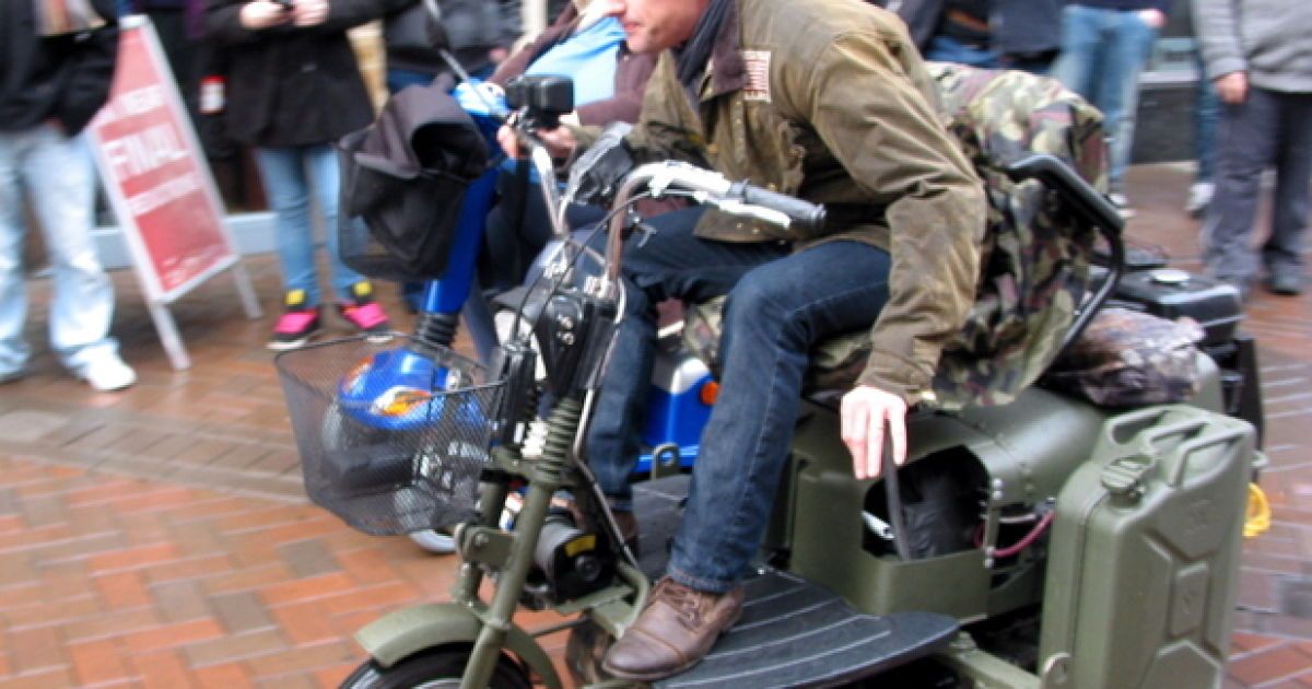Top Gear устроили в Уэльсе гонки на скутерах