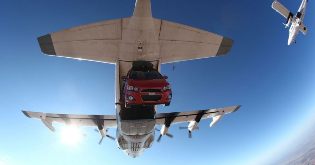 Chevrolet Aveo выбросили из самолета на высоте 1 км