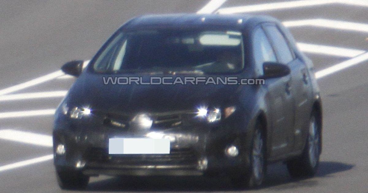 В Сети появились первые фото обновленной Toyota Auris