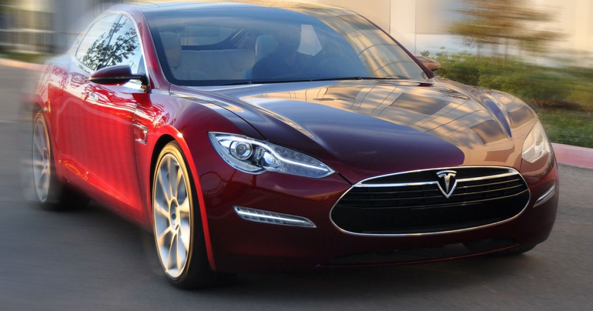 Появились первые фото "живого" электрического седана Tesla Model S