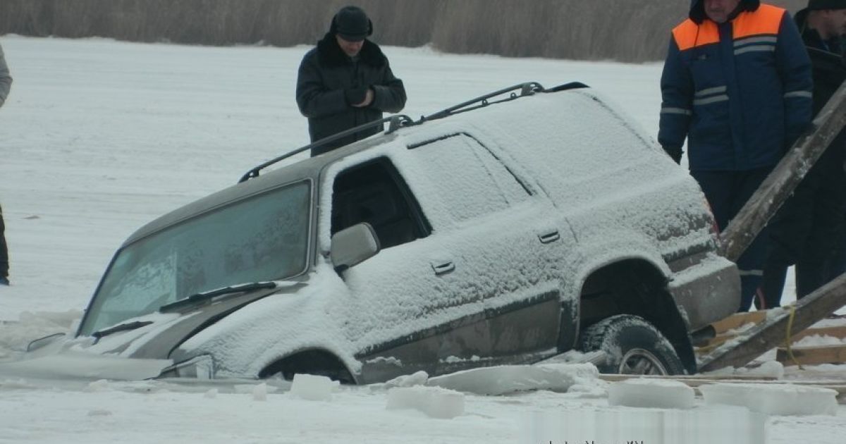 На речке Ингул ледовые гонки закончились аварией_5