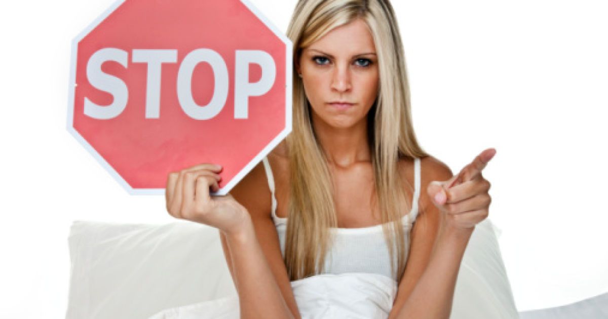 Екі жігіт бір орыстың балапанын сиқытып жатыр