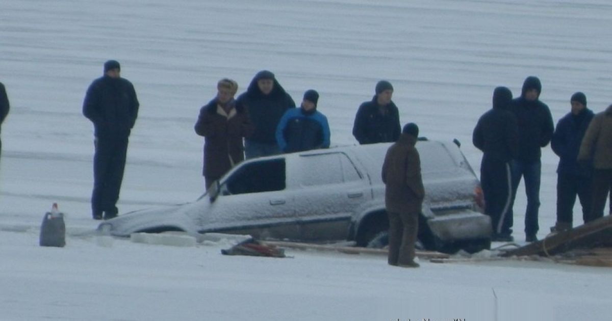 На речке Ингул ледовые гонки закончились аварией_3